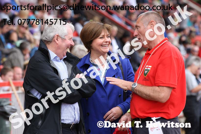 Chief starter Alan Bell talks to Brenda Foster and Carol Malia, English Schools Track and Field. Photo: David T. Hewitson/Sports for All Pics